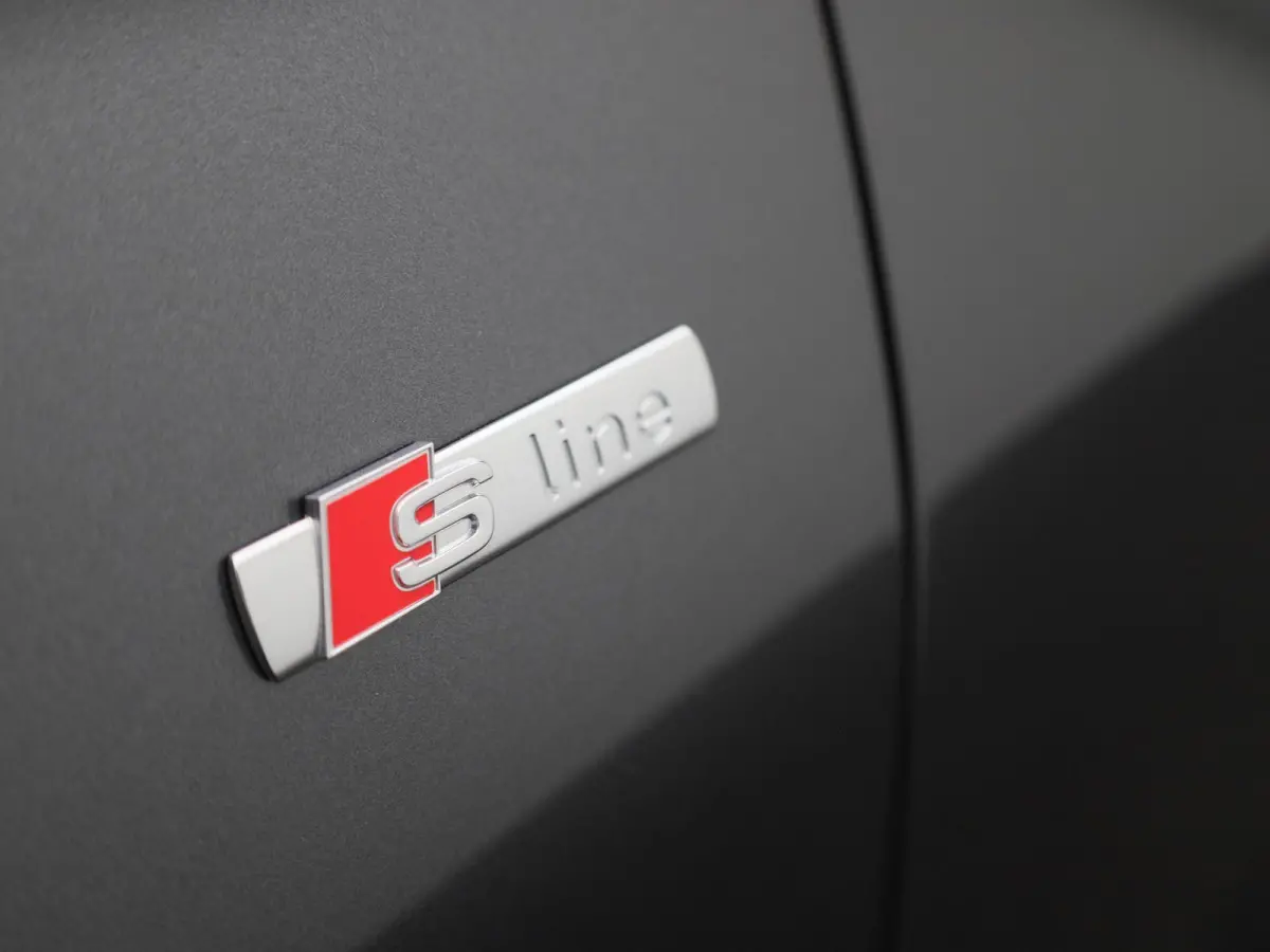 edition 83 kWh 251 PK | Adaptive cruise control | Dodehoekdetectie | Climate control | Stoelverwarming voor & achter | Stuurverwarming | 360 graden camera | Carbon pakket | Privacy glas | Wa