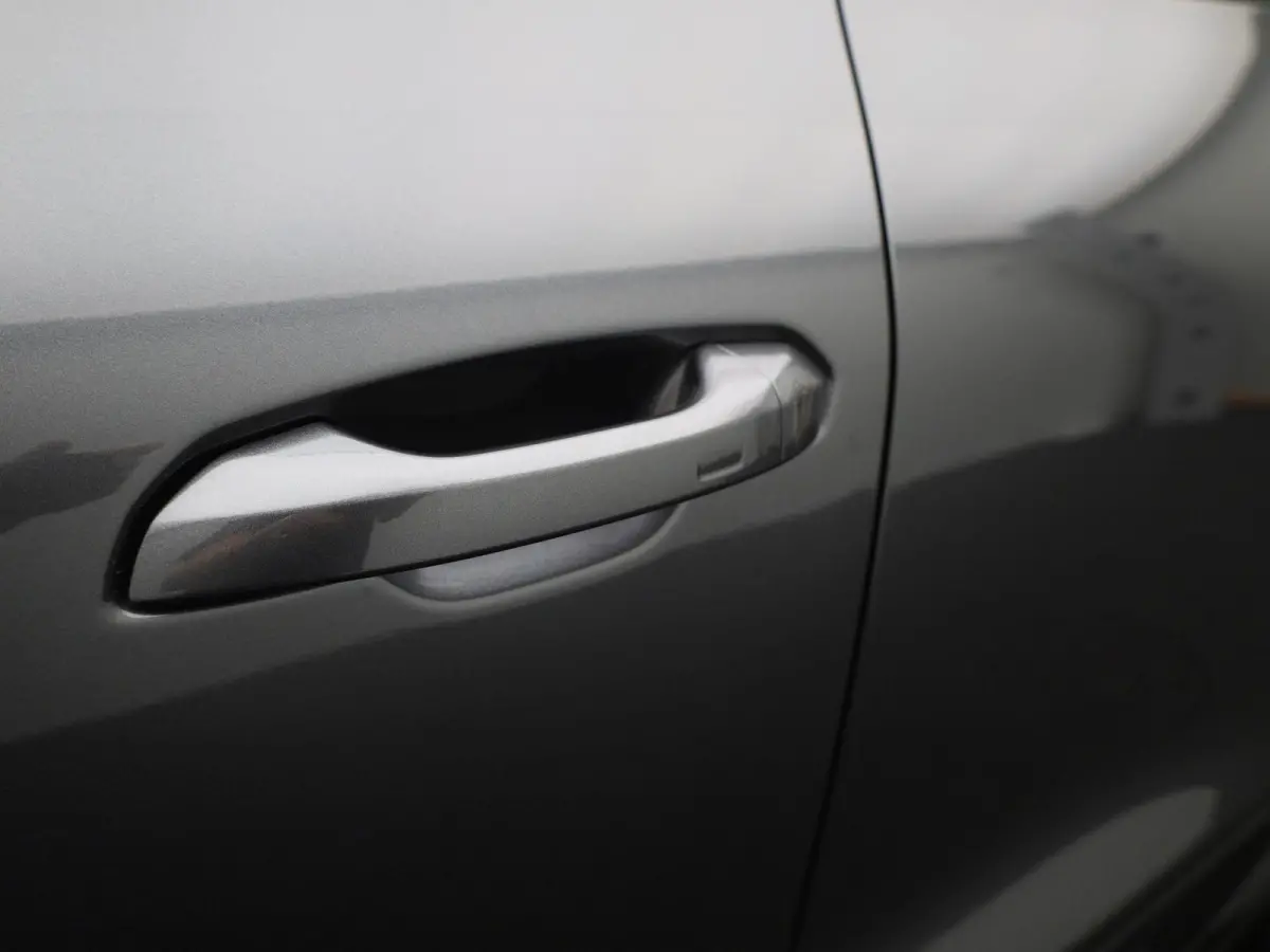 edition 83 kWh 251 PK | Adaptive cruise control | Dodehoekdetectie | Climate control | Stoelverwarming voor & achter | Stuurverwarming | 360 graden camera | Carbon pakket | Privacy glas | Wa