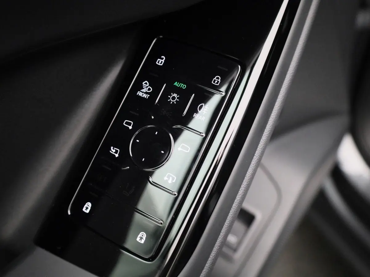 edition 83 kWh 251 PK | Adaptive cruise control | Dodehoekdetectie | Climate control | Stoelverwarming voor & achter | Stuurverwarming | 360 graden camera | Carbon pakket | Privacy glas | Wa