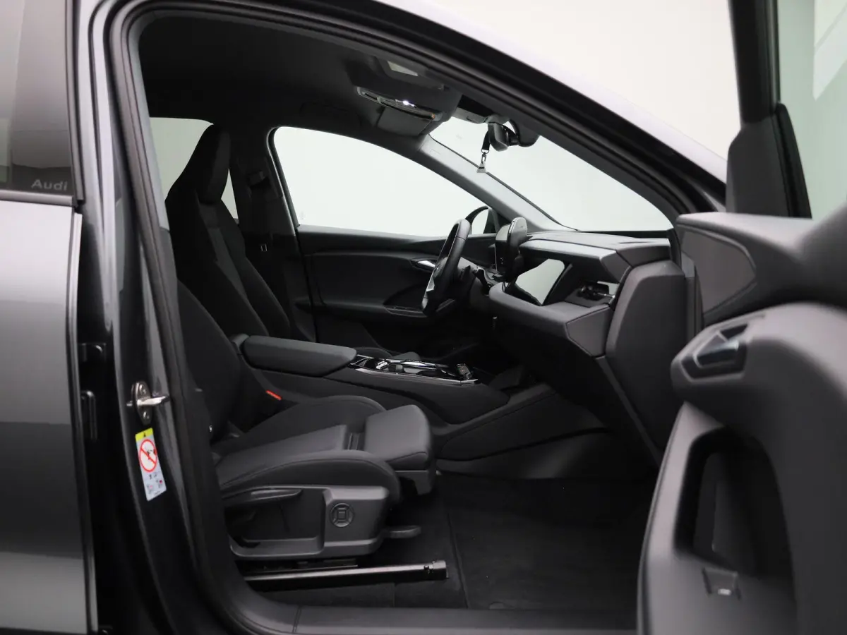 edition 83 kWh 251 PK | Adaptive cruise control | Dodehoekdetectie | Climate control | Stoelverwarming voor & achter | Stuurverwarming | 360 graden camera | Carbon pakket | Privacy glas | Wa