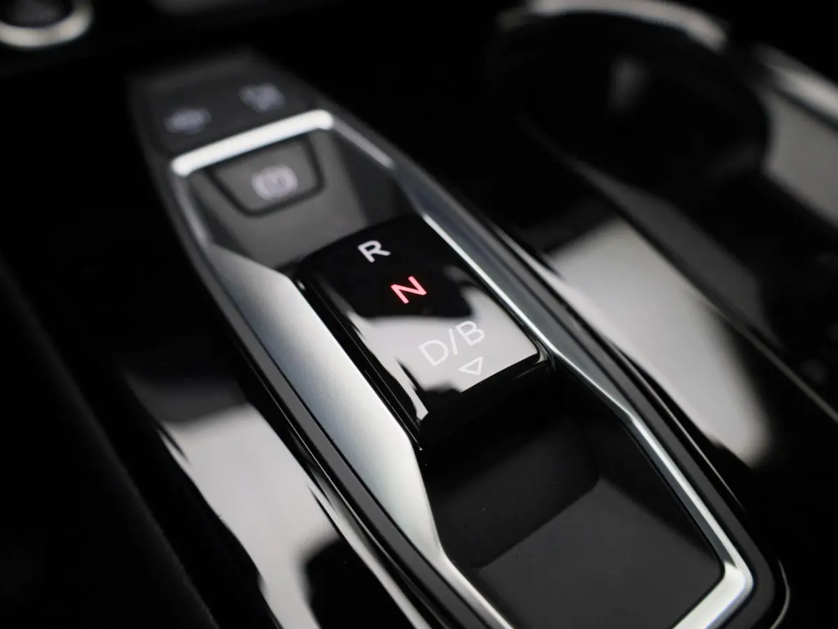 edition 83 kWh 251 PK | Adaptive cruise control | Dodehoekdetectie | Climate control | Stoelverwarming voor & achter | Stuurverwarming | 360 graden camera | Carbon pakket | Privacy glas | Wa