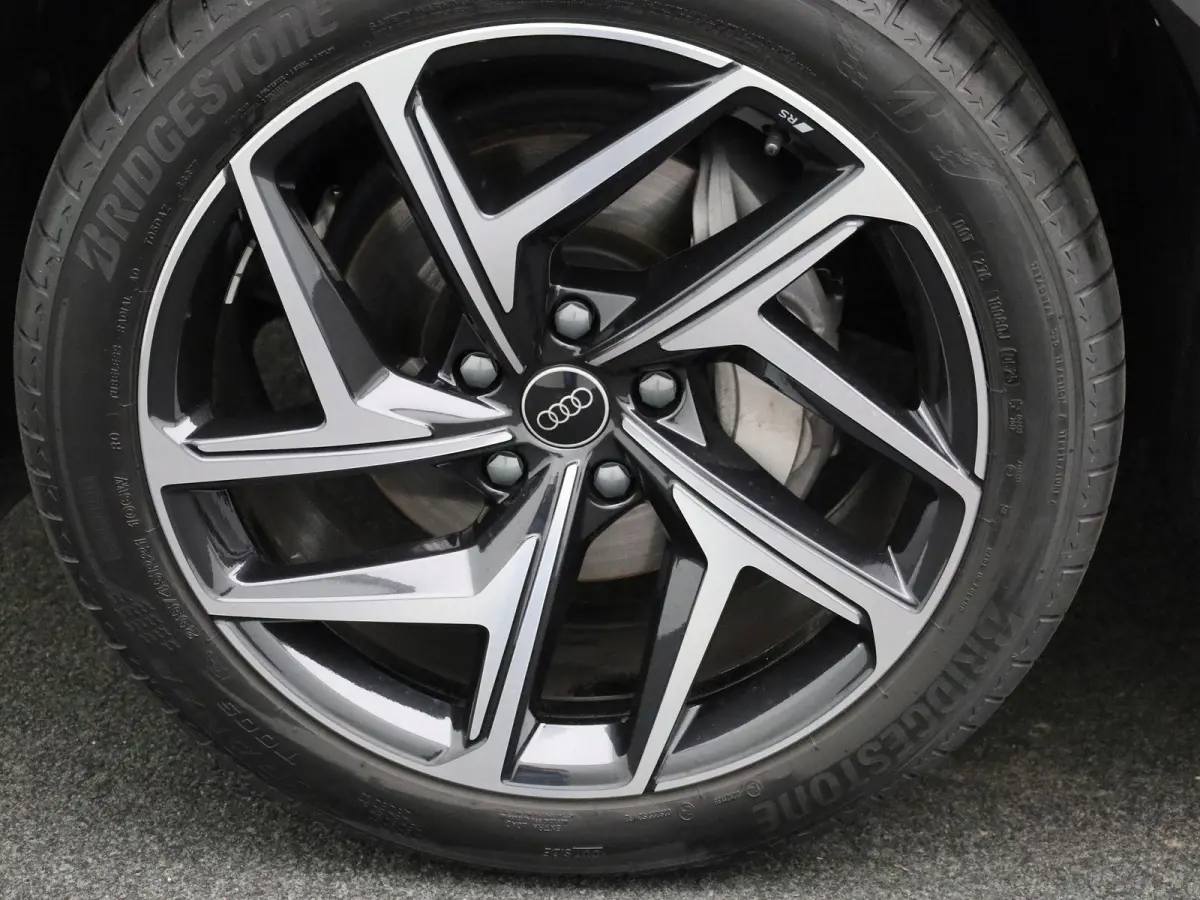 edition 83 kWh 251 PK | Adaptive cruise control | Dodehoekdetectie | Climate control | Stoelverwarming voor & achter | Stuurverwarming | 360 graden camera | Carbon pakket | Privacy glas | Wa
