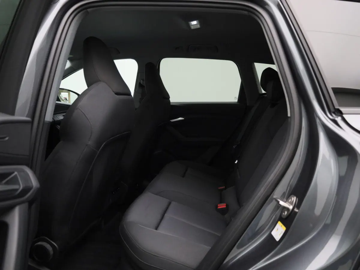 edition 83 kWh 251 PK | Adaptive cruise control | Dodehoekdetectie | Climate control | Stoelverwarming voor & achter | Stuurverwarming | 360 graden camera | Carbon pakket | Privacy glas | Wa