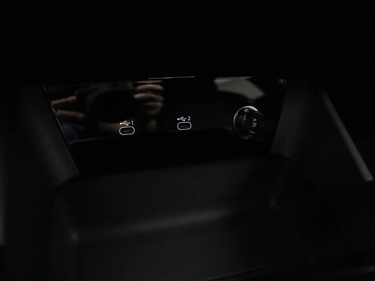 edition 83 kWh 251 PK | Adaptive cruise control | Dodehoekdetectie | Climate control | Stoelverwarming voor & achter | Stuurverwarming | 360 graden camera | Carbon pakket | Privacy glas | Wa