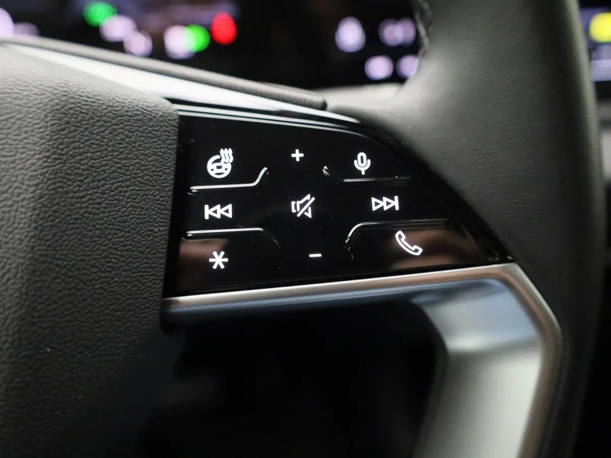 edition 83 kWh 251 PK | Adaptive cruise control | Dodehoekdetectie | Climate control | Stoelverwarming voor & achter | Stuurverwarming | 360 graden camera | Carbon pakket | Privacy glas | Wa