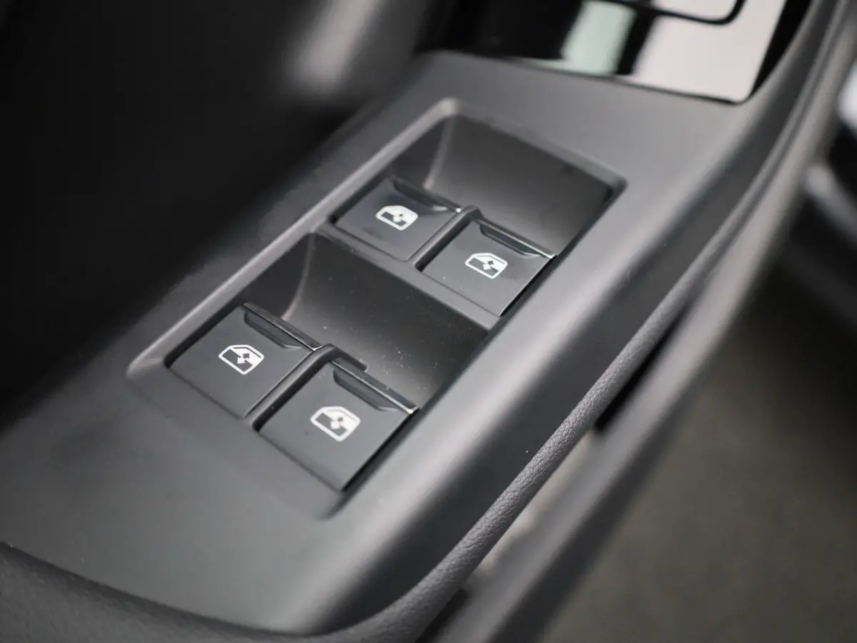 edition 83 kWh 251 PK | Adaptive cruise control | Dodehoekdetectie | Climate control | Stoelverwarming voor & achter | Stuurverwarming | 360 graden camera | Carbon pakket | Privacy glas | Wa