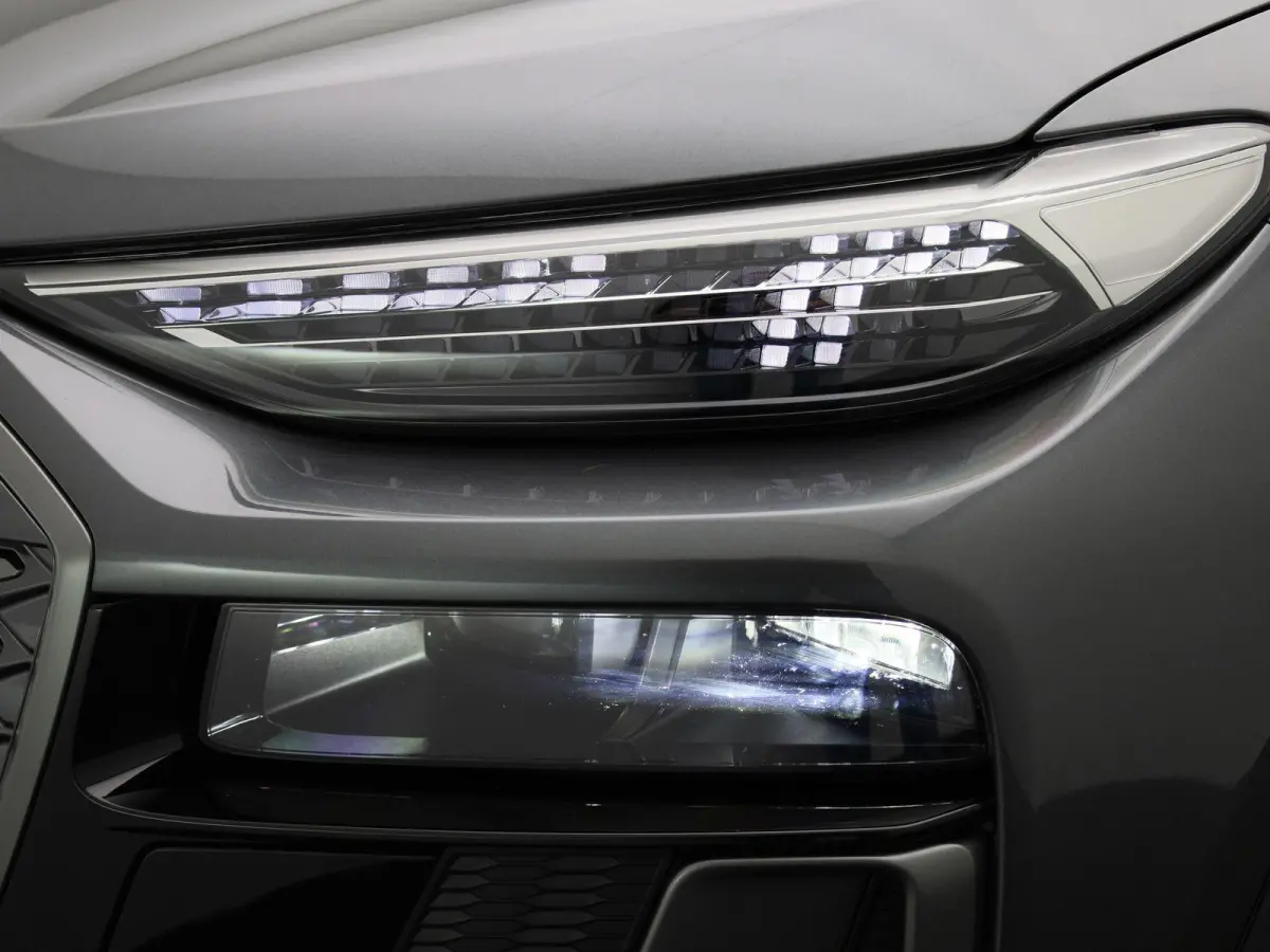 edition 83 kWh 251 PK | Adaptive cruise control | Dodehoekdetectie | Climate control | Stoelverwarming voor & achter | Stuurverwarming | 360 graden camera | Carbon pakket | Privacy glas | Wa