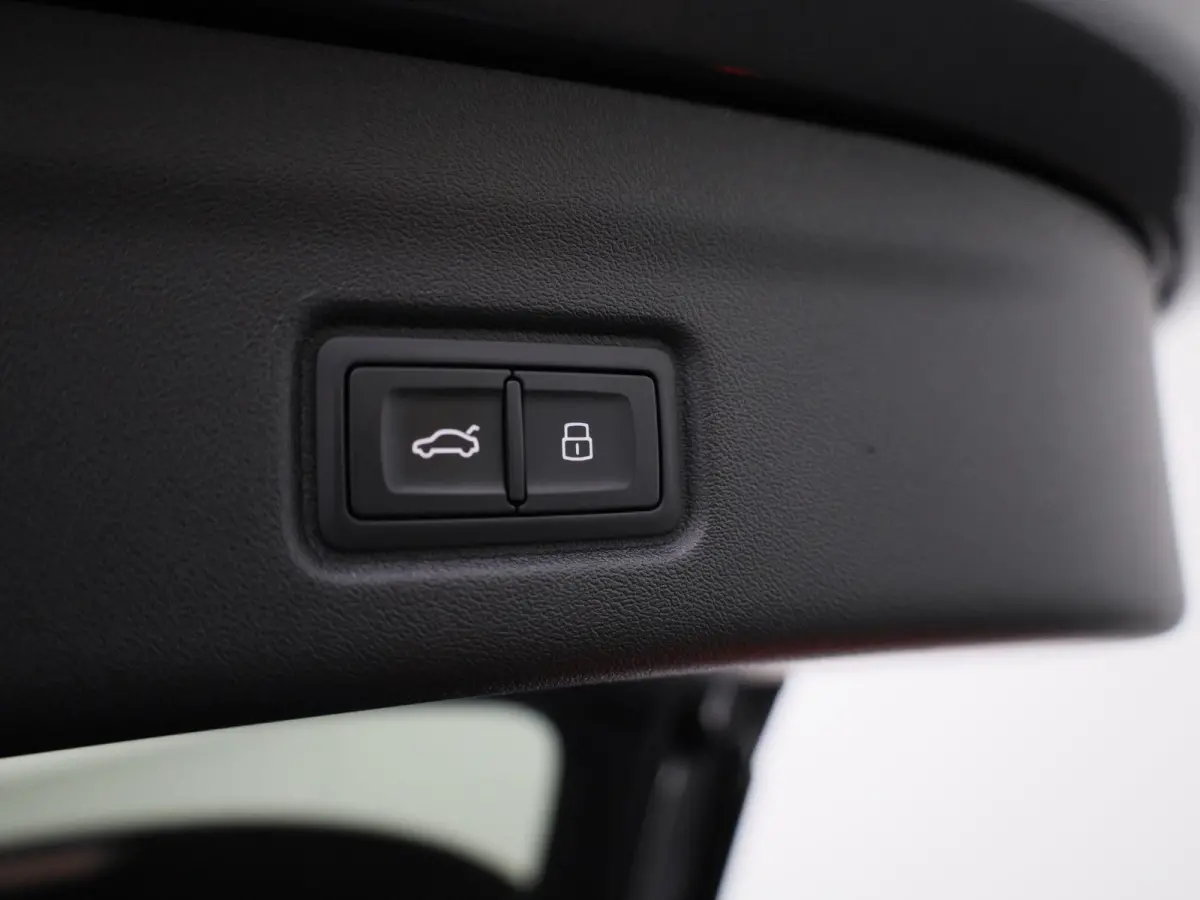 edition 83 kWh 251 PK | Adaptive cruise control | Dodehoekdetectie | Climate control | Stoelverwarming voor & achter | Stuurverwarming | 360 graden camera | Carbon pakket | Privacy glas | Wa