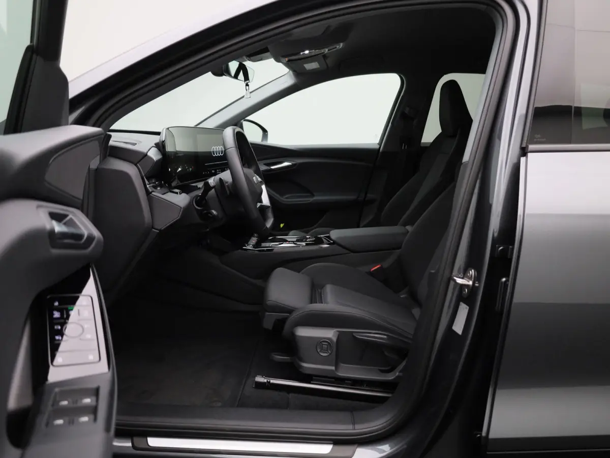 edition 83 kWh 251 PK | Adaptive cruise control | Dodehoekdetectie | Climate control | Stoelverwarming voor & achter | Stuurverwarming | 360 graden camera | Carbon pakket | Privacy glas | Wa