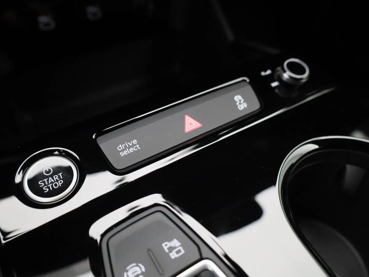 edition 83 kWh 251 PK | Adaptive cruise control | Dodehoekdetectie | Climate control | Stoelverwarming voor & achter | Stuurverwarming | 360 graden camera | Carbon pakket | Privacy glas | Wa