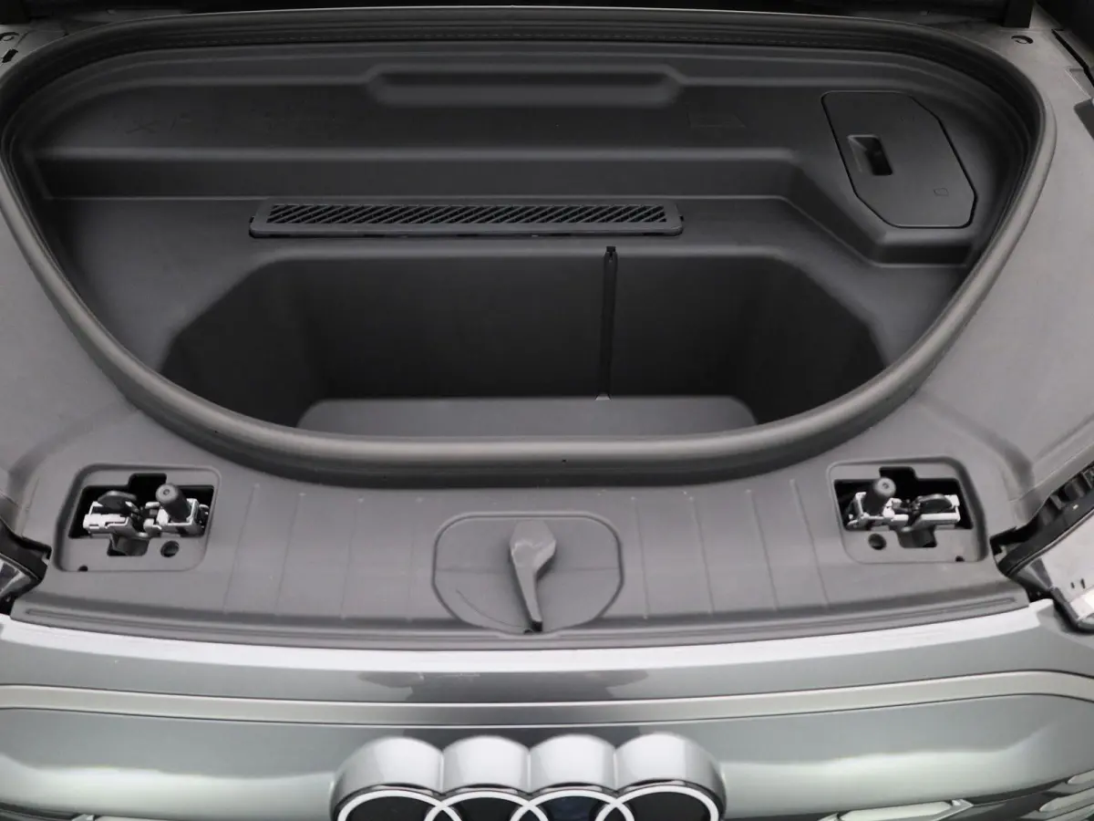 edition 83 kWh 251 PK | Adaptive cruise control | Dodehoekdetectie | Climate control | Stoelverwarming voor & achter | Stuurverwarming | 360 graden camera | Carbon pakket | Privacy glas | Wa