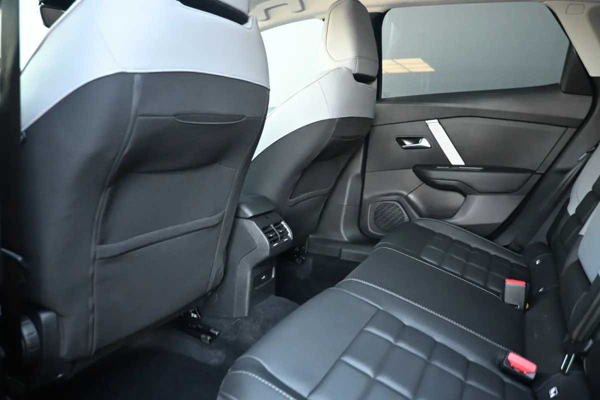 1.2 Hybrid 145pk Max tot 8 Jaar Garantie! | Navigatie | Comfortstoelen | Stoel/Stuurverwarming | Achteruitrijcamera | Draadloos Apple Carplay & Android Auto | !!
