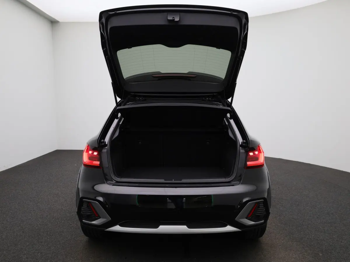 30 TFSI Advanced edition | Adaptive cruise control | Parkeersensoren | Stoelverwarming | Smartphone interface | Privacy glas | Climate control | Audi sound system
