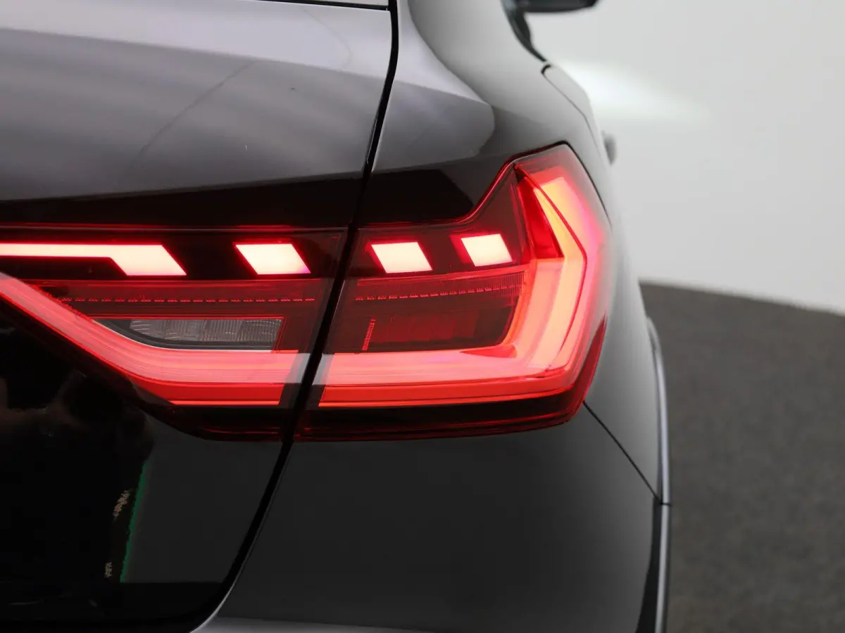30 TFSI Advanced edition | Adaptive cruise control | Parkeersensoren | Stoelverwarming | Smartphone interface | Privacy glas | Climate control | Audi sound system