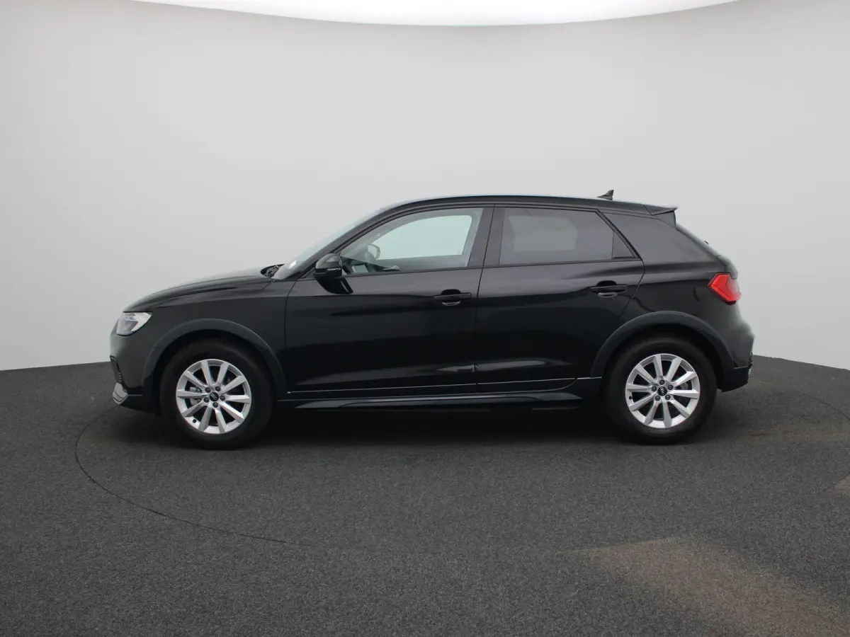 30 TFSI Advanced edition | Adaptive cruise control | Parkeersensoren | Stoelverwarming | Smartphone interface | Privacy glas | Climate control | Audi sound system