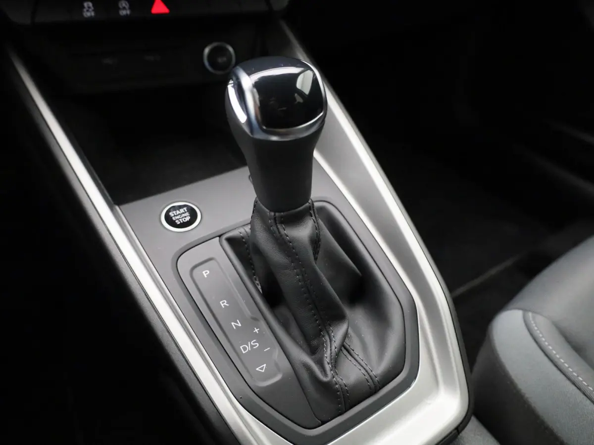 30 TFSI Advanced edition | Adaptive cruise control | Parkeersensoren | Stoelverwarming | Smartphone interface | Privacy glas | Climate control | Audi sound system
