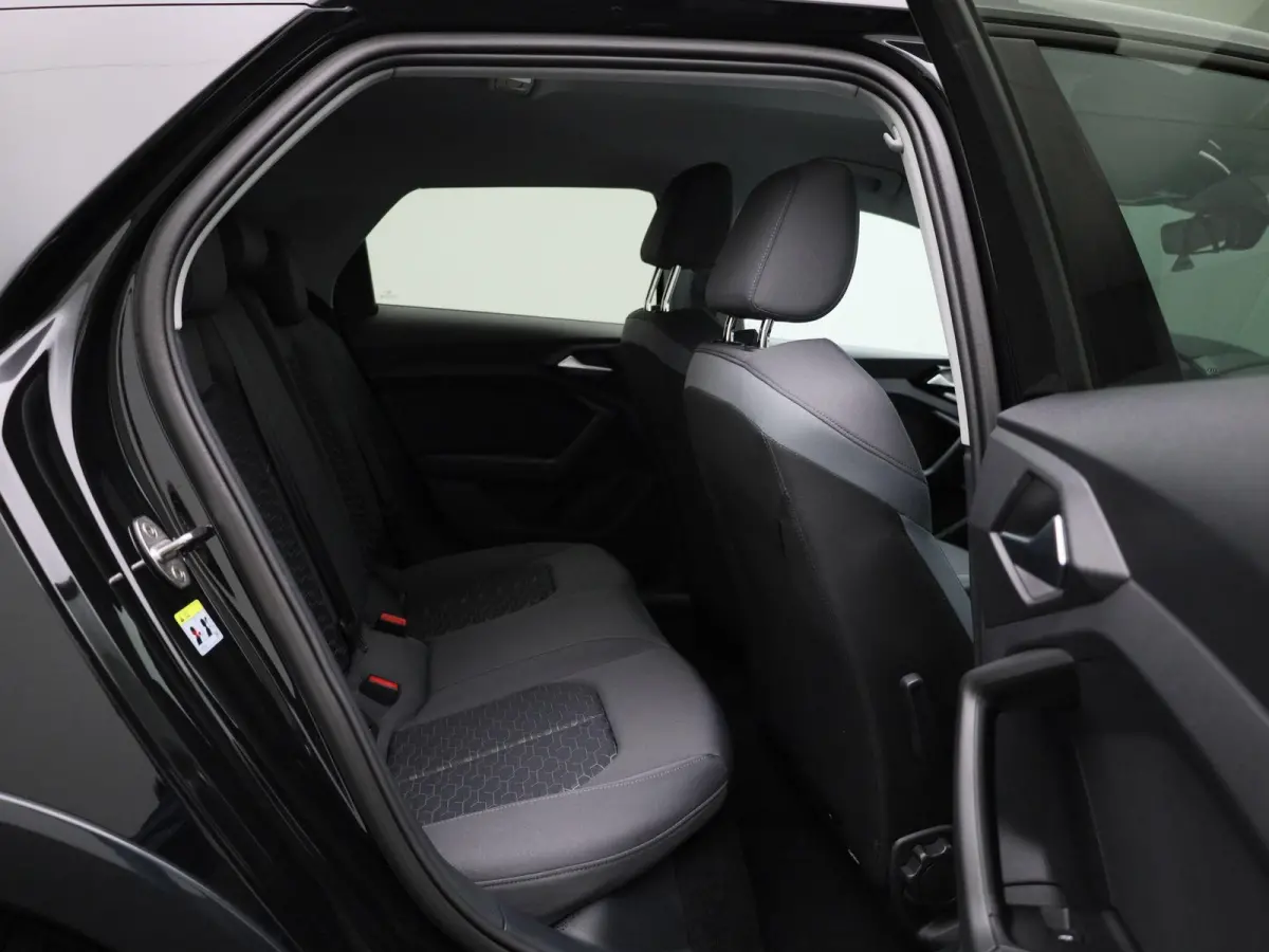 30 TFSI Advanced edition | Adaptive cruise control | Parkeersensoren | Stoelverwarming | Smartphone interface | Privacy glas | Climate control | Audi sound system