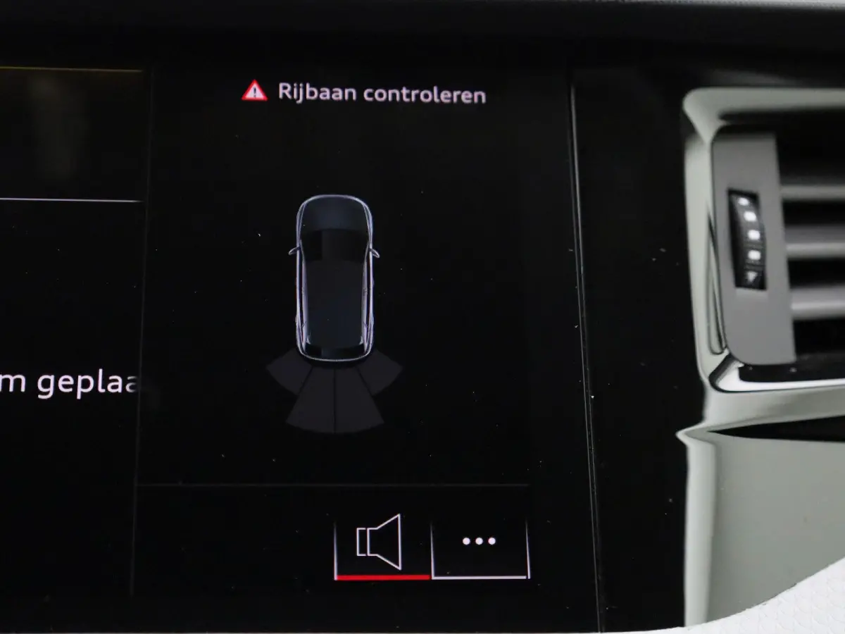 30 TFSI Advanced edition | Adaptive cruise control | Parkeersensoren | Stoelverwarming | Smartphone interface | Privacy glas | Climate control | Audi sound system