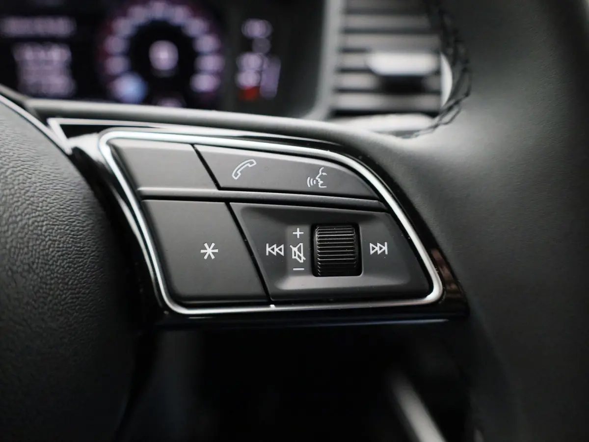 30 TFSI Advanced edition | Adaptive cruise control | Parkeersensoren | Stoelverwarming | Smartphone interface | Privacy glas | Climate control | Audi sound system