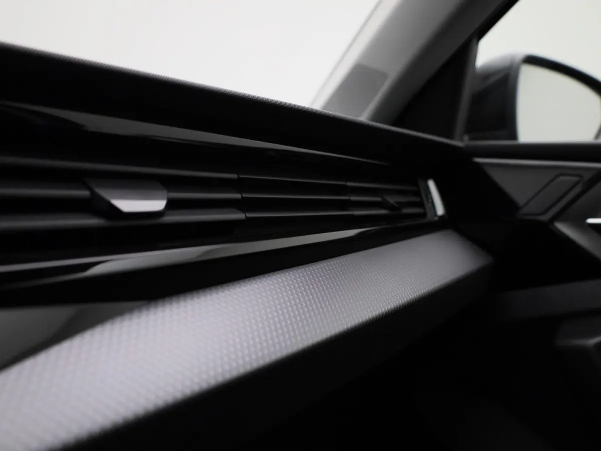 30 TFSI Advanced edition | Adaptive cruise control | Parkeersensoren | Stoelverwarming | Smartphone interface | Privacy glas | Climate control | Audi sound system