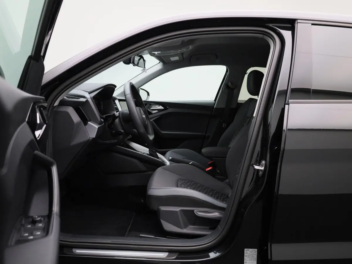30 TFSI Advanced edition | Adaptive cruise control | Parkeersensoren | Stoelverwarming | Smartphone interface | Privacy glas | Climate control | Audi sound system
