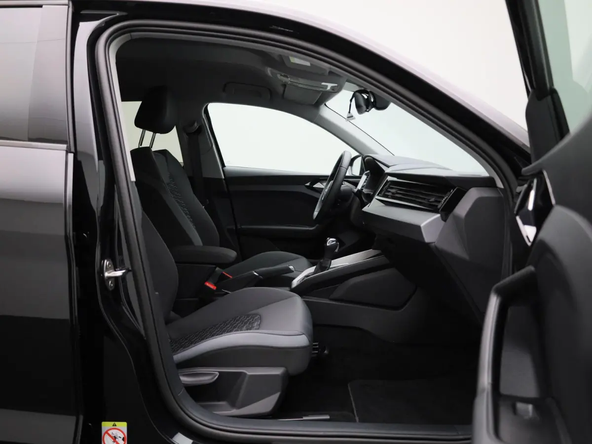 30 TFSI Advanced edition | Adaptive cruise control | Parkeersensoren | Stoelverwarming | Smartphone interface | Privacy glas | Climate control | Audi sound system