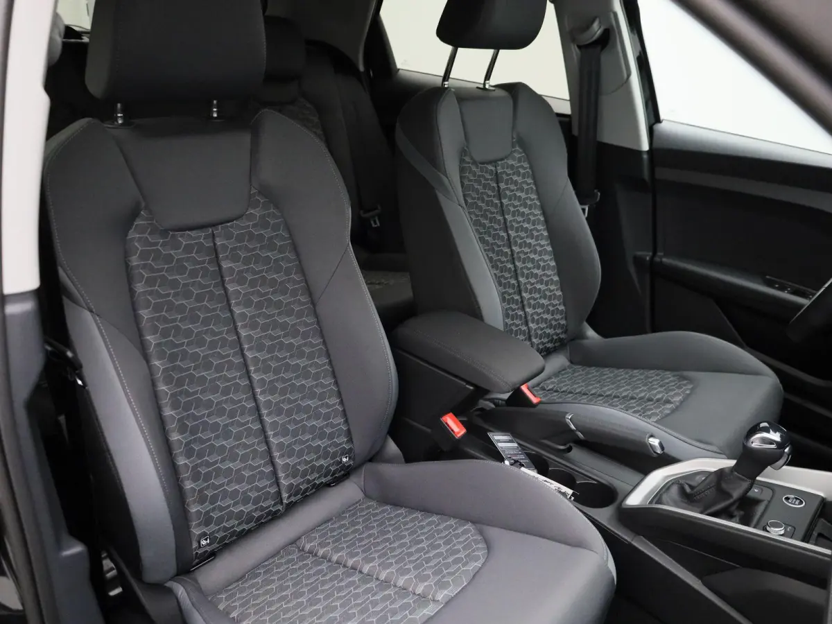 30 TFSI Advanced edition | Adaptive cruise control | Parkeersensoren | Stoelverwarming | Smartphone interface | Privacy glas | Climate control | Audi sound system