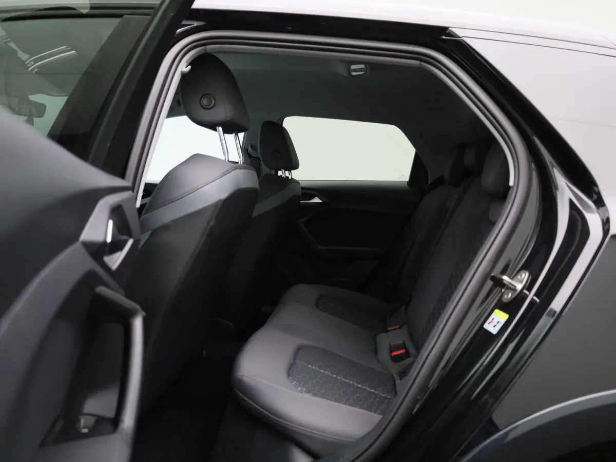 30 TFSI Advanced edition | Adaptive cruise control | Parkeersensoren | Stoelverwarming | Smartphone interface | Privacy glas | Climate control | Audi sound system