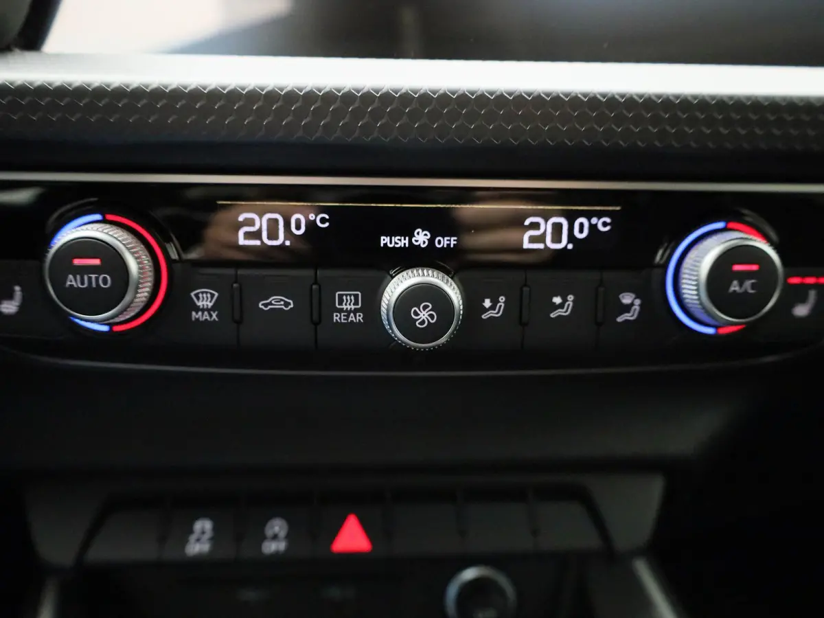 30 TFSI Advanced edition | Adaptive cruise control | Parkeersensoren | Stoelverwarming | Smartphone interface | Privacy glas | Climate control | Audi sound system