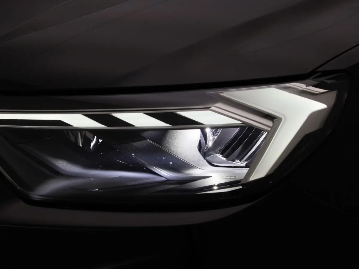 30 TFSI Advanced edition | Adaptive cruise control | Parkeersensoren | Stoelverwarming | Smartphone interface | Privacy glas | Climate control | Audi sound system