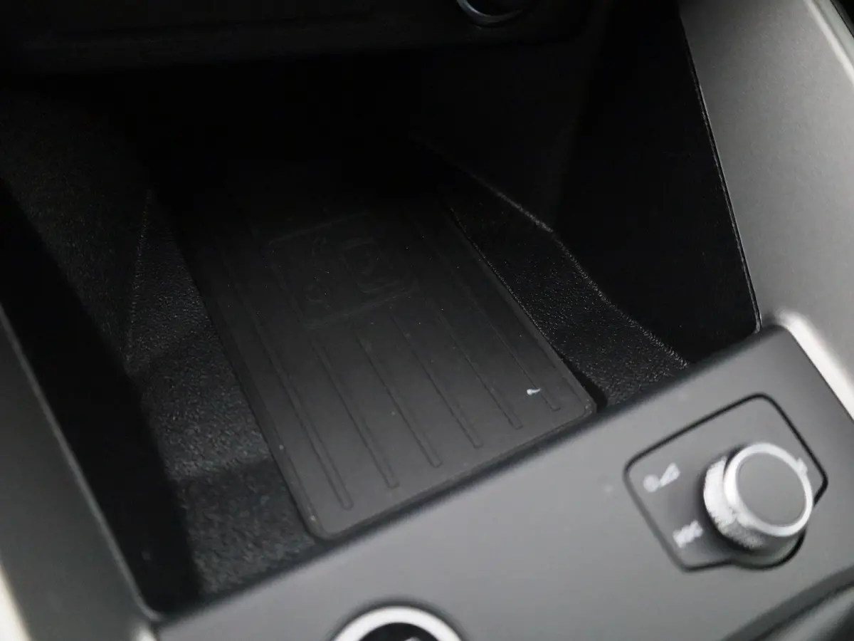 30 TFSI Advanced edition | Adaptive cruise control | Parkeersensoren | Stoelverwarming | Smartphone interface | Privacy glas | Climate control | Audi sound system