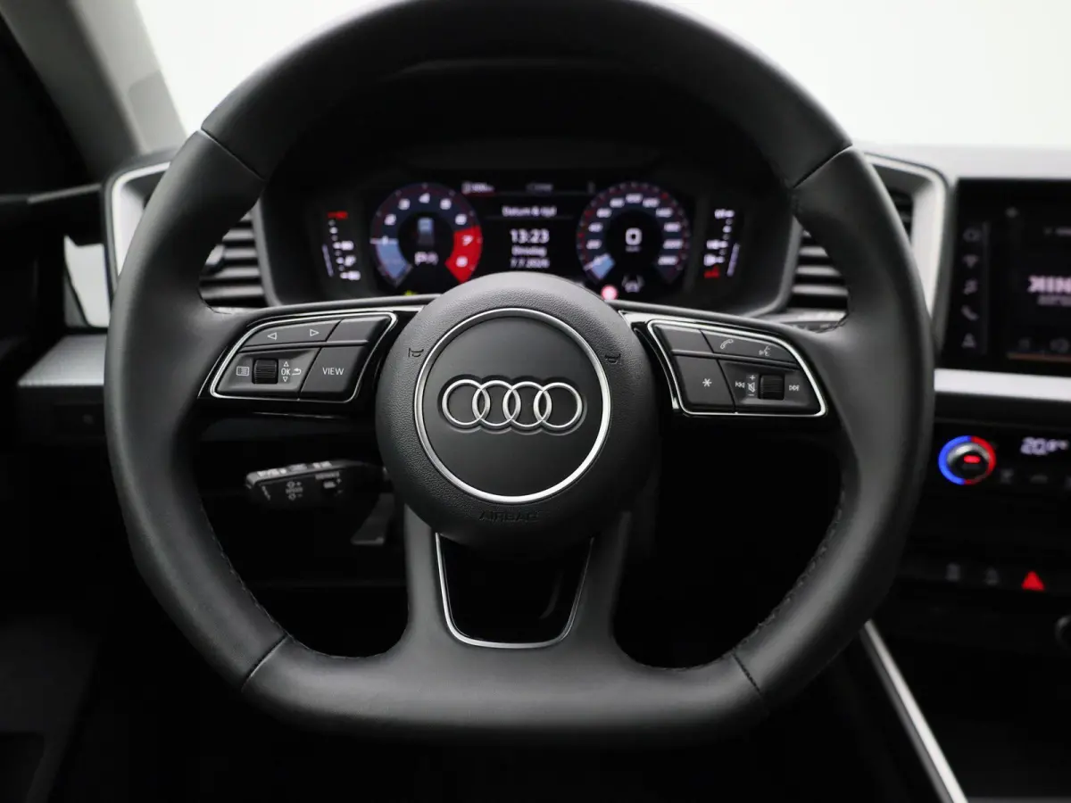 30 TFSI Advanced edition | Adaptive cruise control | Parkeersensoren | Stoelverwarming | Smartphone interface | Privacy glas | Climate control | Audi sound system
