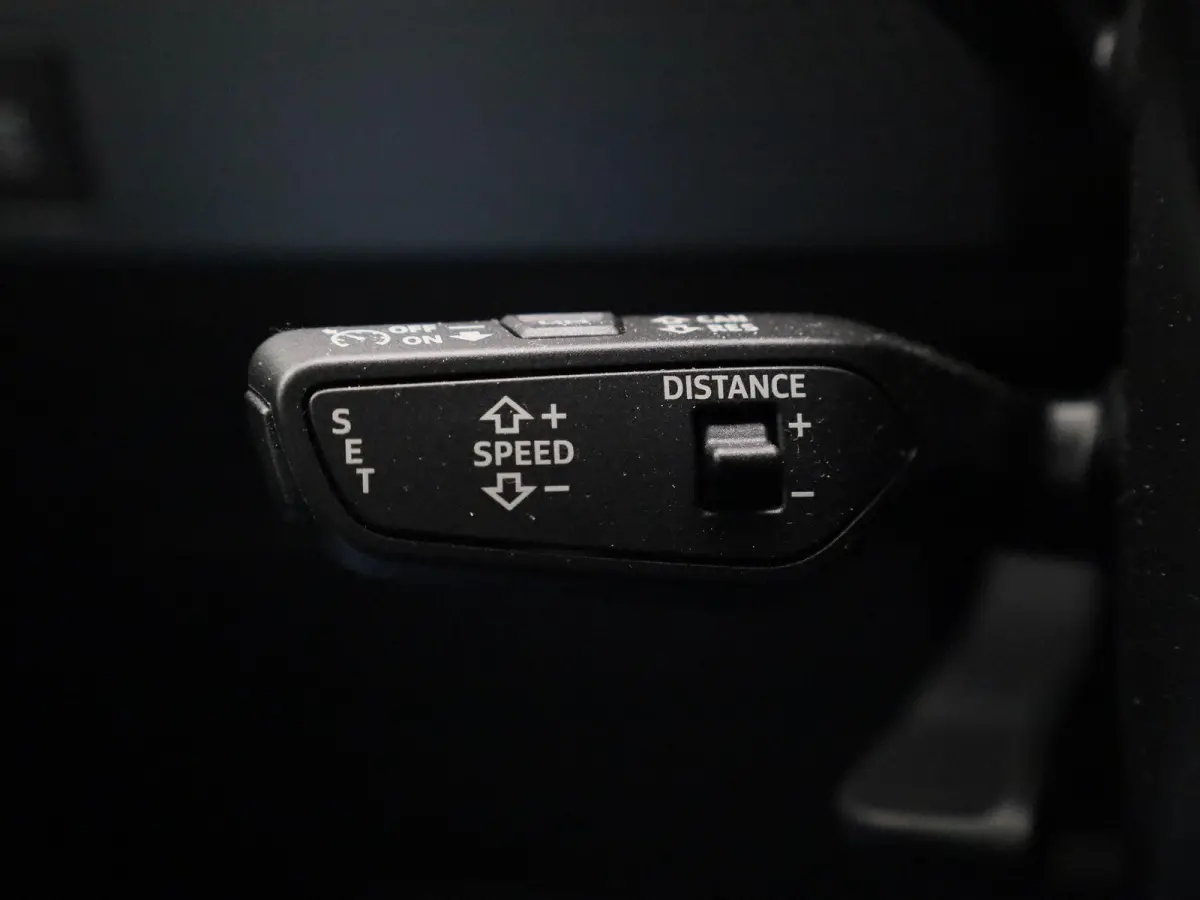 30 TFSI Advanced edition | Adaptive cruise control | Parkeersensoren | Stoelverwarming | Smartphone interface | Privacy glas | Climate control | Audi sound system