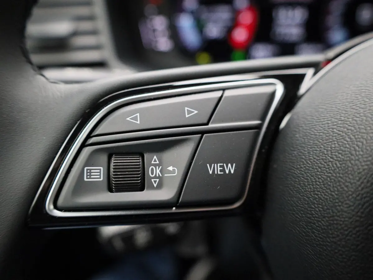 30 TFSI Advanced edition | Adaptive cruise control | Parkeersensoren | Stoelverwarming | Smartphone interface | Privacy glas | Climate control | Audi sound system