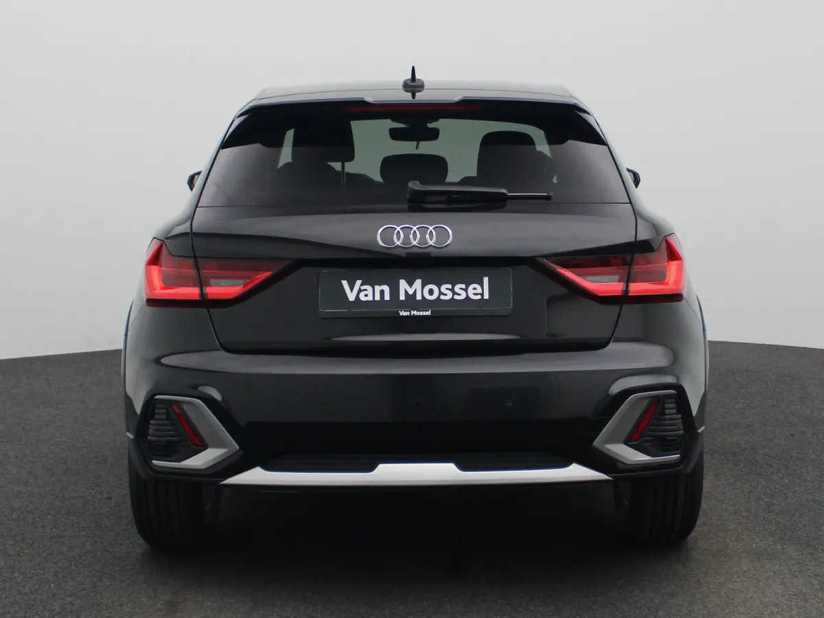 30 TFSI Advanced edition | Adaptive cruise control | Parkeersensoren | Stoelverwarming | Smartphone interface | Privacy glas | Climate control | Audi sound system