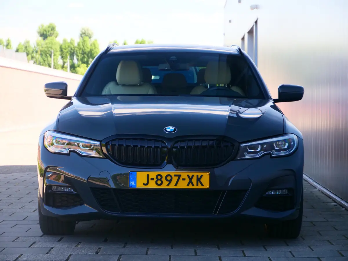 318i High Executive Edition 157 Pk Automaat Navi / DAB / Apple Carplay / Leer / M-pakket