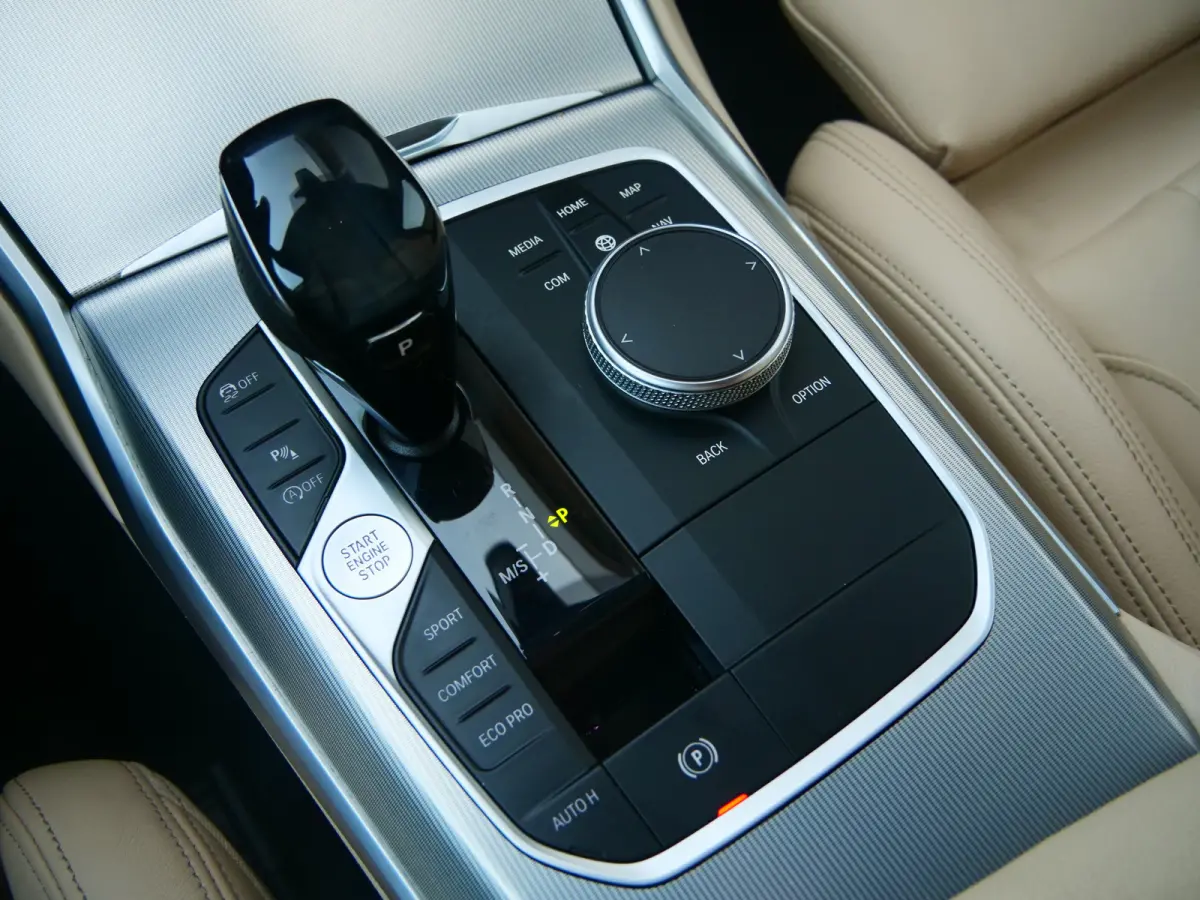 318i High Executive Edition 157 Pk Automaat Navi / DAB / Apple Carplay / Leer / M-pakket