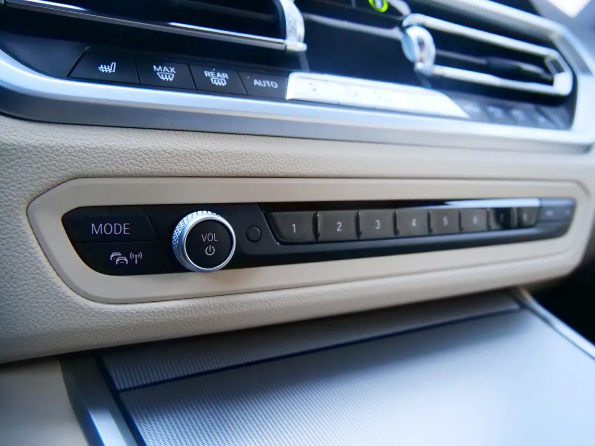318i High Executive Edition 157 Pk Automaat Navi / DAB / Apple Carplay / Leer / M-pakket