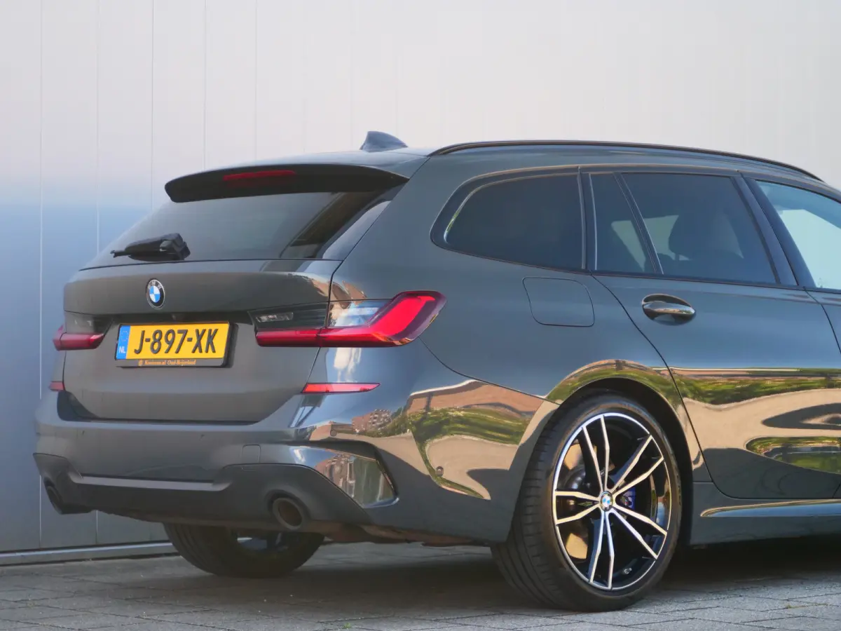 318i High Executive Edition 157 Pk Automaat Navi / DAB / Apple Carplay / Leer / M-pakket
