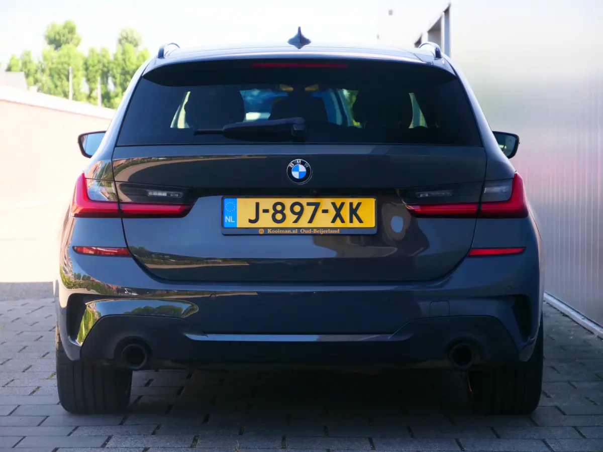 318i High Executive Edition 157 Pk Automaat Navi / DAB / Apple Carplay / Leer / M-pakket