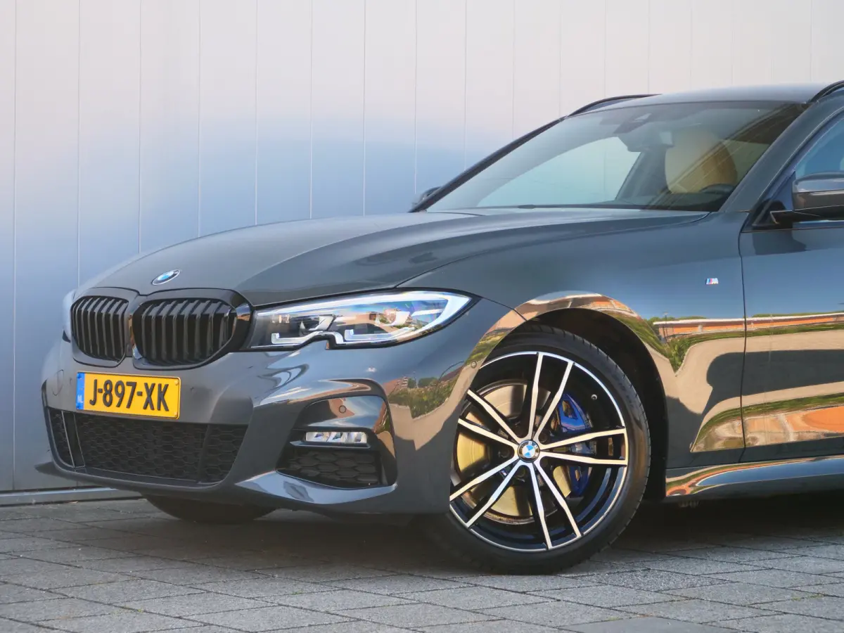 318i High Executive Edition 157 Pk Automaat Navi / DAB / Apple Carplay / Leer / M-pakket