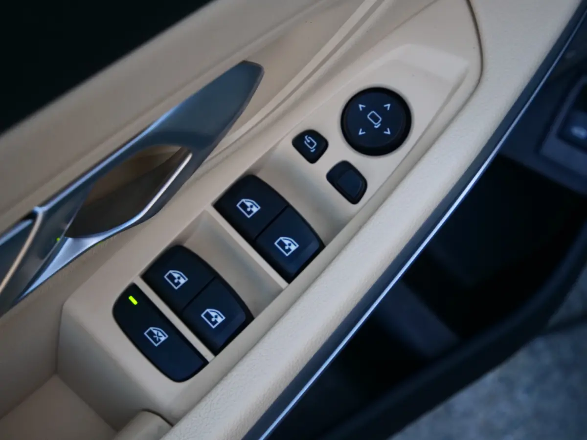 318i High Executive Edition 157 Pk Automaat Navi / DAB / Apple Carplay / Leer / M-pakket