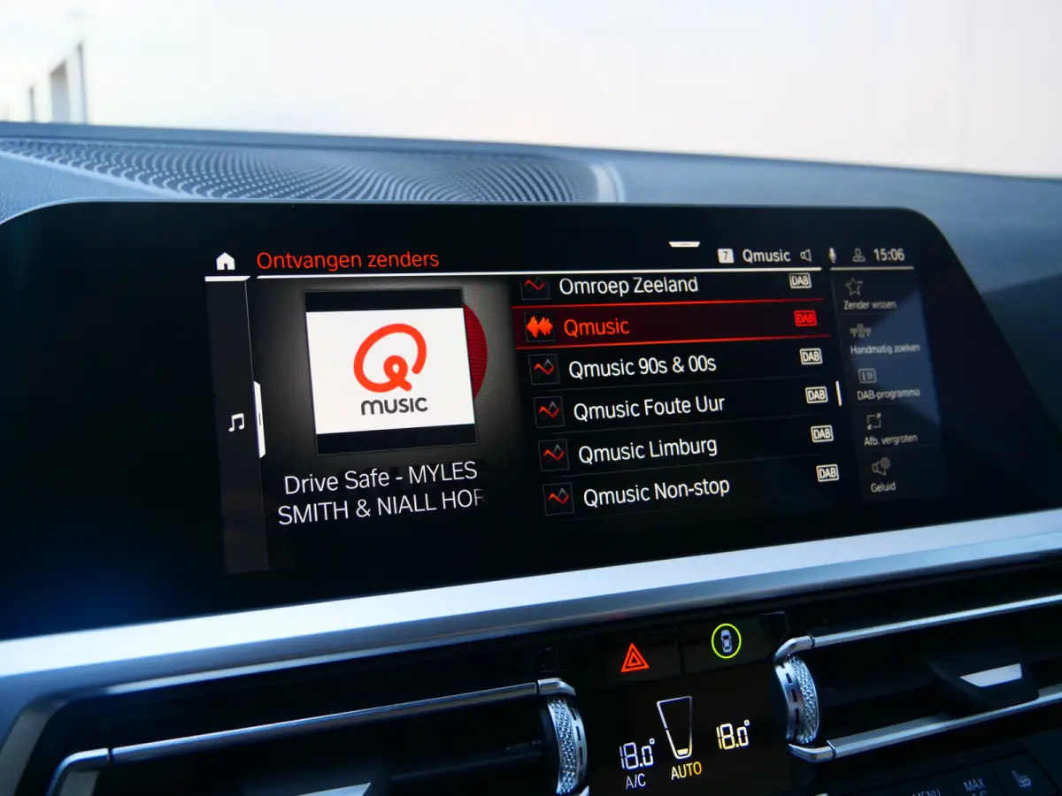 318i High Executive Edition 157 Pk Automaat Navi / DAB / Apple Carplay / Leer / M-pakket