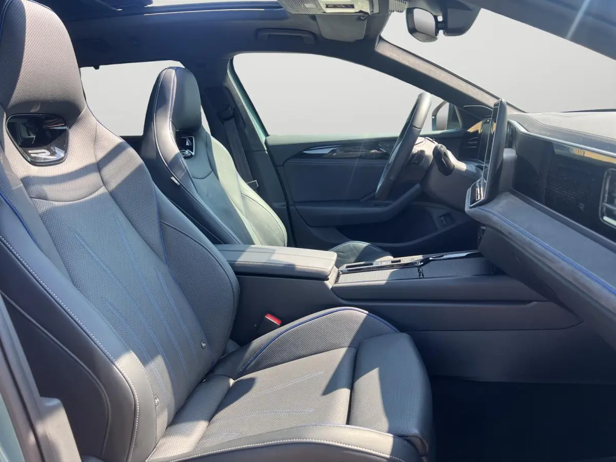 1.5 eHybrid R-Line Business | 272Pk | Trekhaak | Pano | 5J garantie | Blackstyle Plus | Harman Kardon | Alcantara hemel |