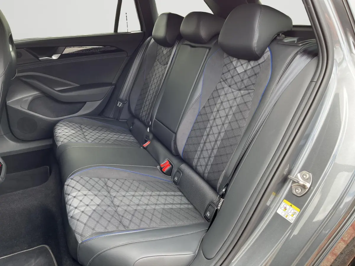 1.5 eHybrid R-Line Business | Trekhaak | 5J Garantie | Winterpakket | IQ.Drive | 272Pk | 98% |