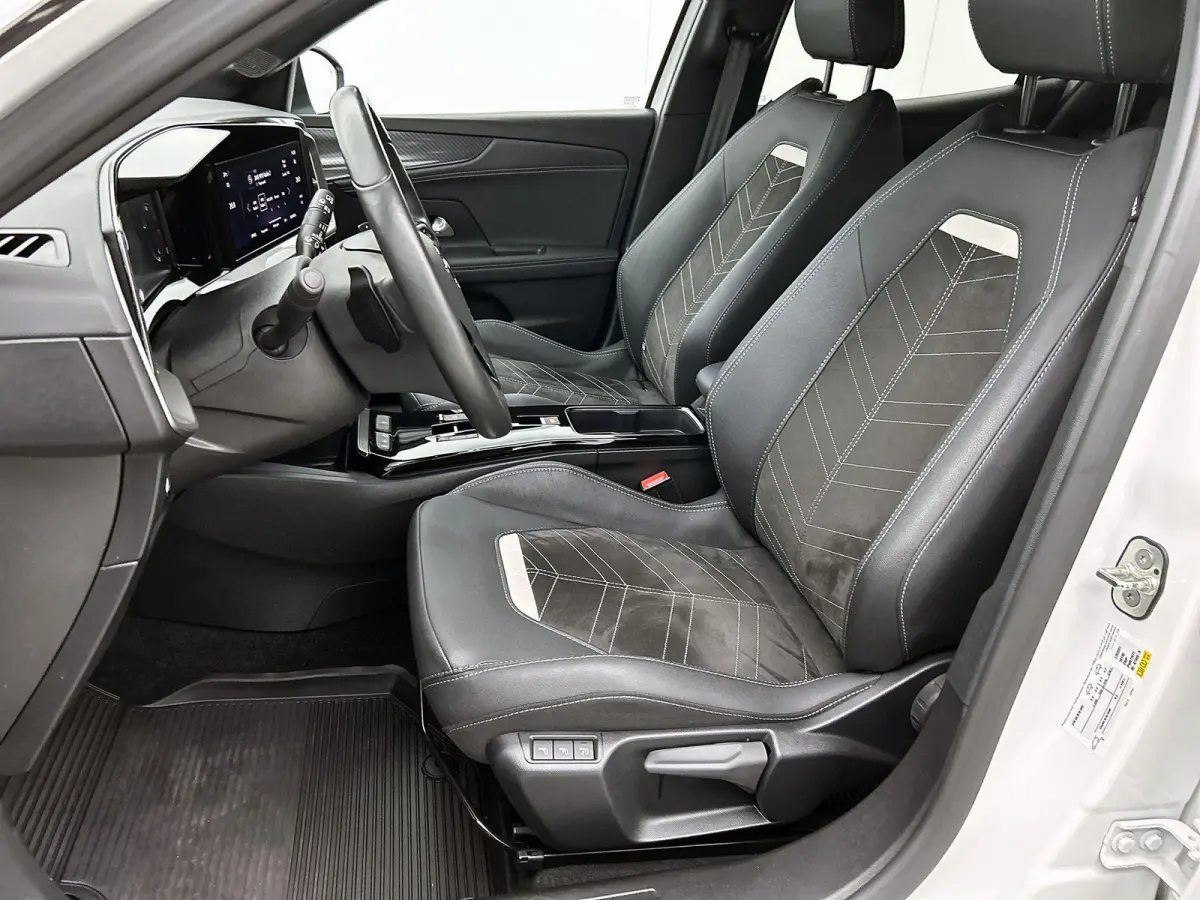 1.2 130pk Ultimate Automaat | Navigatie | Climate Control | Adaptieve Cruise Control | Achteruitrijcamera | Stoelmassage | LED Koplampen | Keyless Entry/Start | Verwarmbare Voorstoelen/Stuur