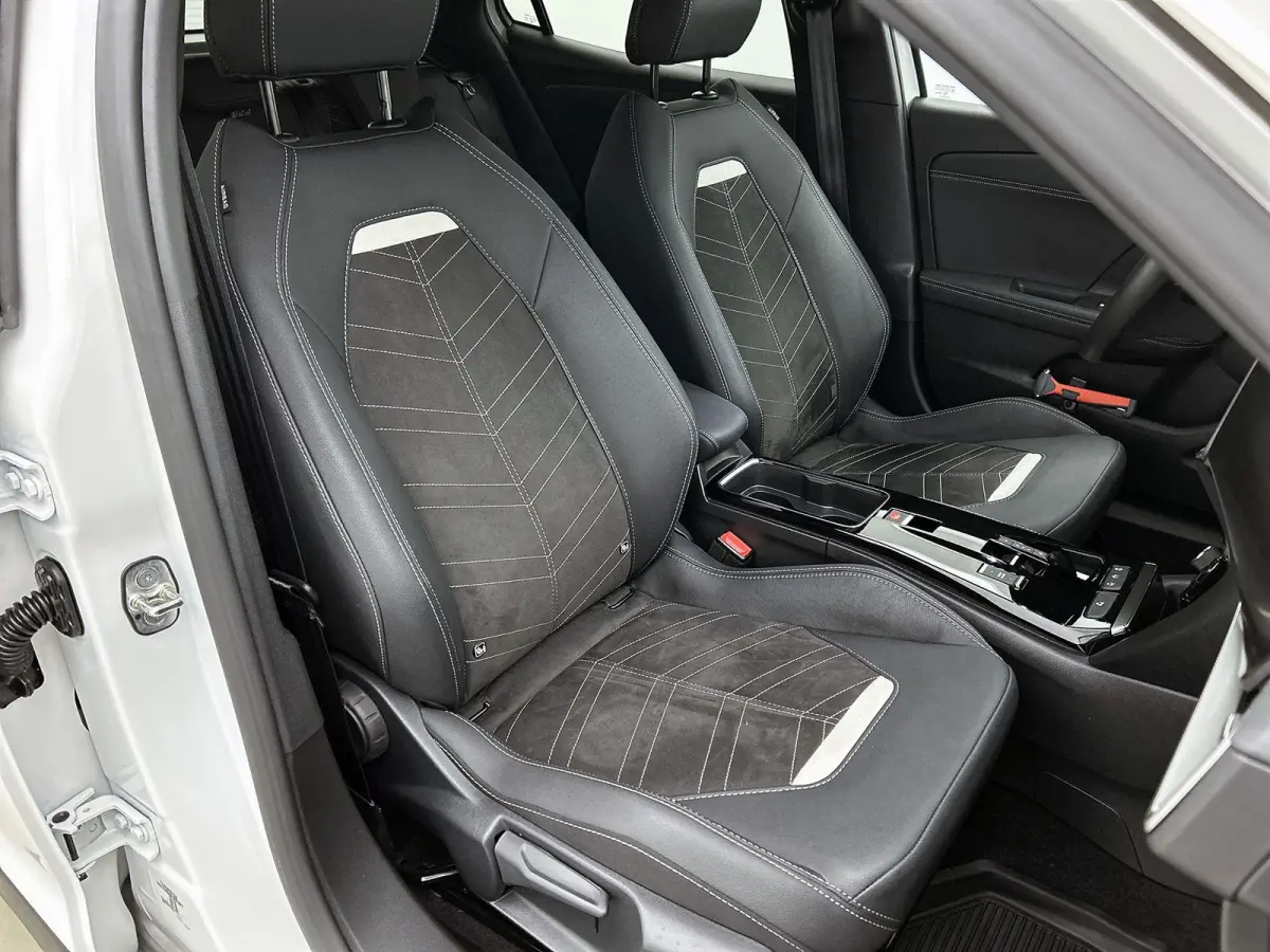 1.2 130pk Ultimate Automaat | Navigatie | Climate Control | Adaptieve Cruise Control | Achteruitrijcamera | Stoelmassage | LED Koplampen | Keyless Entry/Start | Verwarmbare Voorstoelen/Stuur