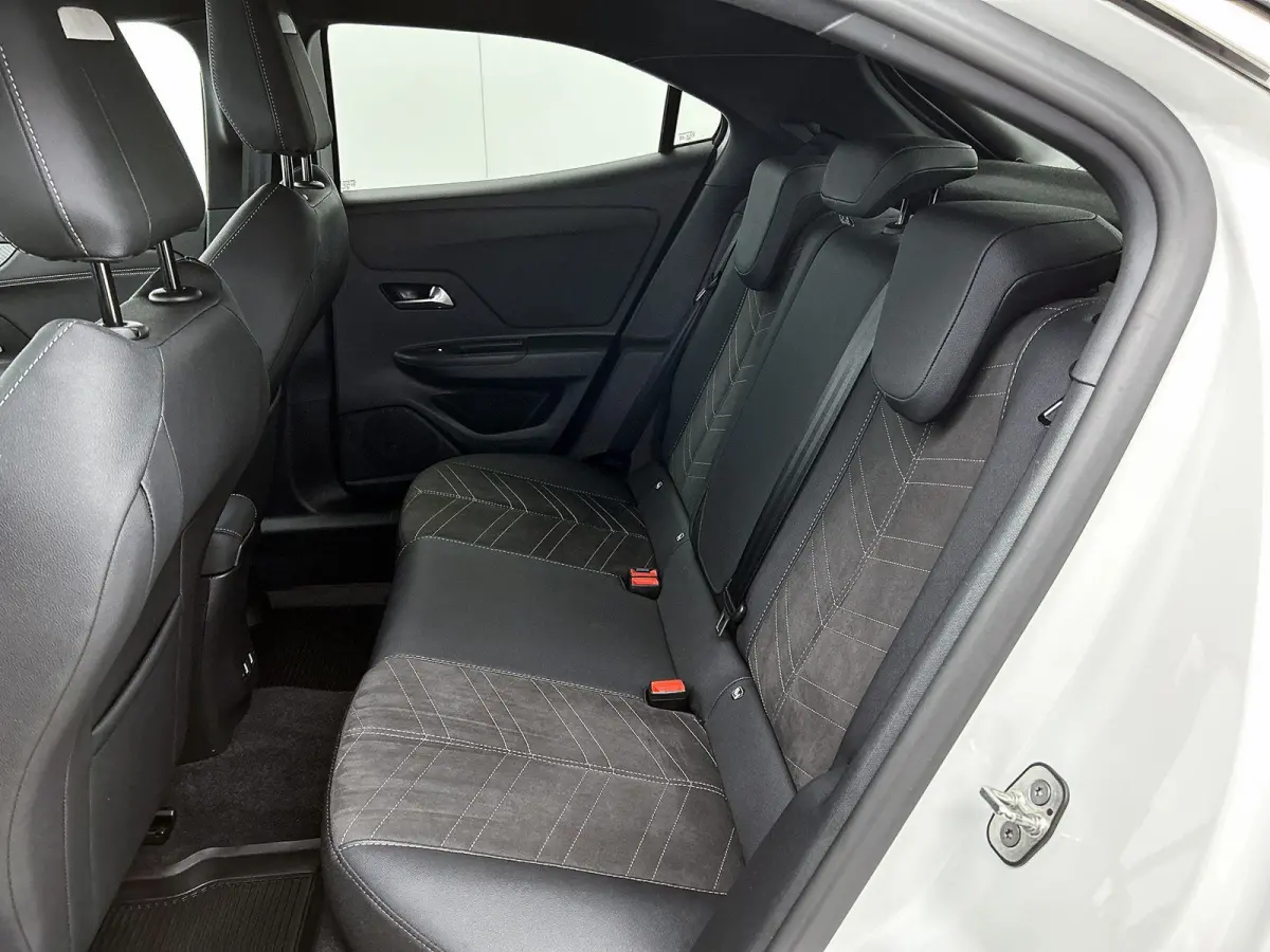 1.2 130pk Ultimate Automaat | Navigatie | Climate Control | Adaptieve Cruise Control | Achteruitrijcamera | Stoelmassage | LED Koplampen | Keyless Entry/Start | Verwarmbare Voorstoelen/Stuur