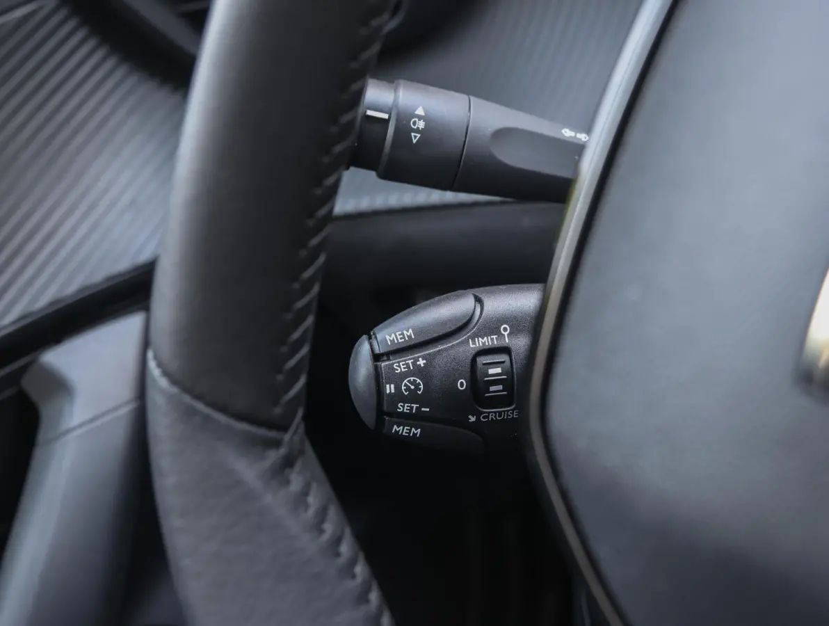 SUV 1.2 100pk Allure | Navigatie | Climate Control | Cruise Control | Parkeersensoren