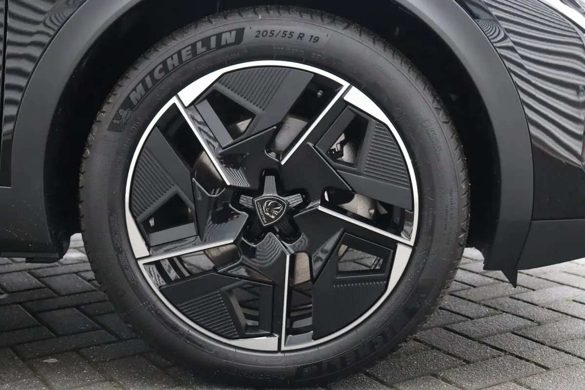 1.6 HYBRID 225PK ALLURE AVANTAGE AUTOMAAT / NAVI / LEDER / LED / PDC / 19" LMV / 360 CAMERA / KEYLESS / ADAPT. CRUISECONTROL / 1E EIGENAAR / NIEUWSTAAT !